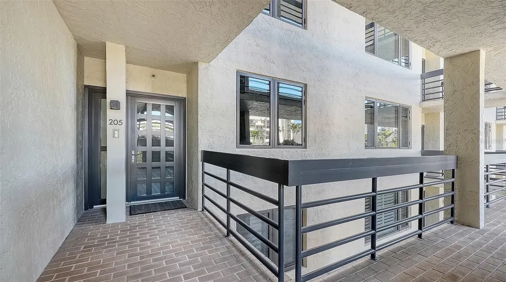 1085 Gulf Of Mexico Drive Longboat Key FL 34228