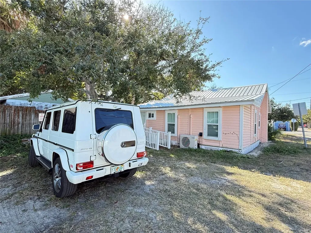 207 N Pine Street New Smyrna Beach FL 32169