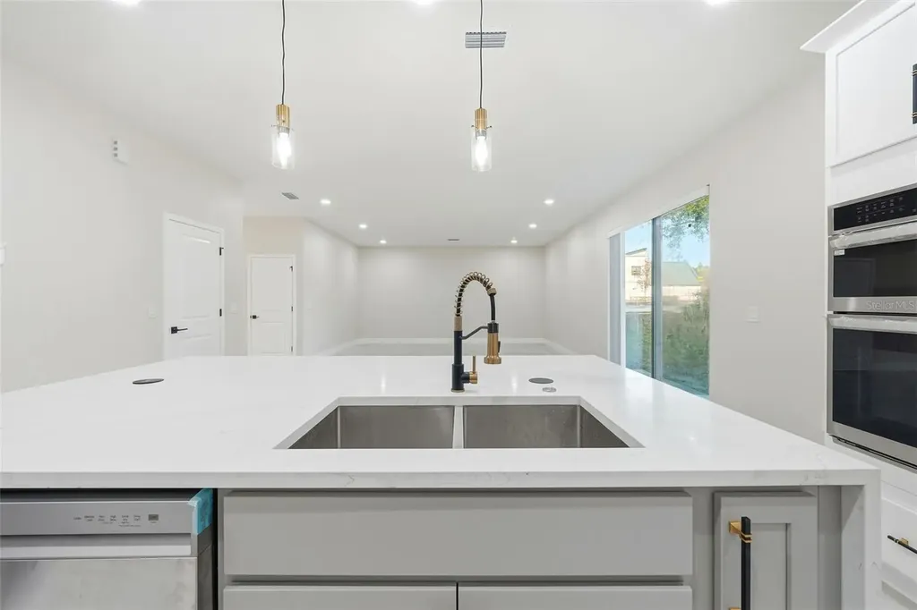 5663 W Central Avenue Orlando FL 32811