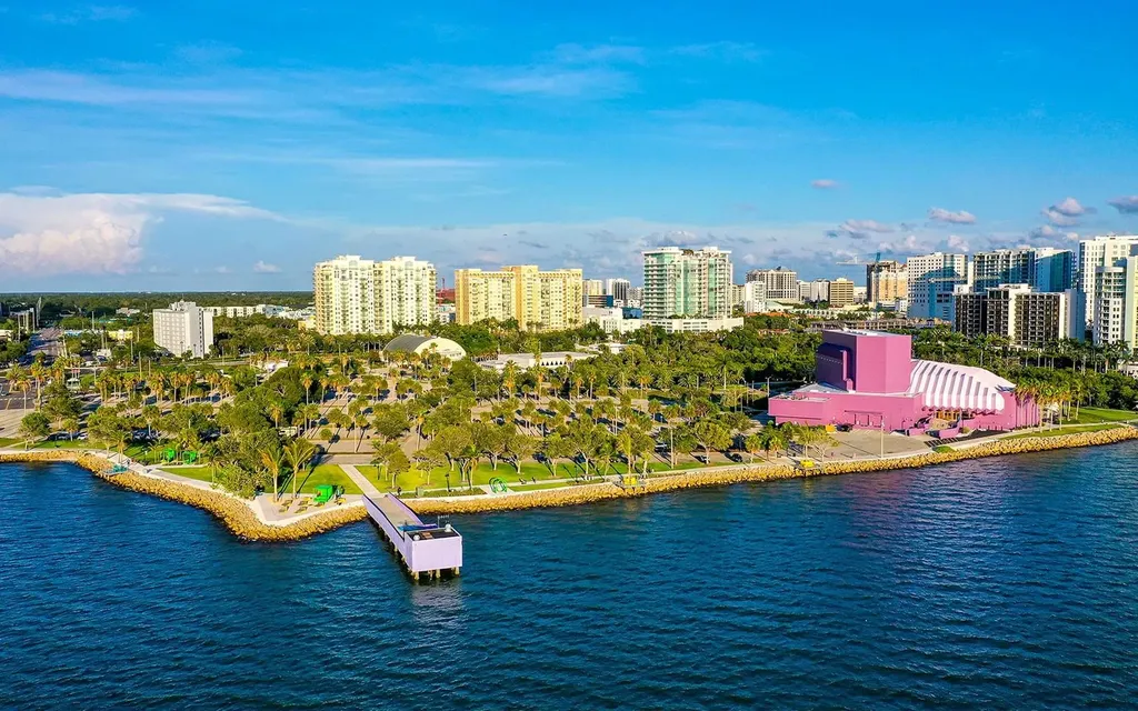800 N Tamiami Trail Sarasota FL 34236