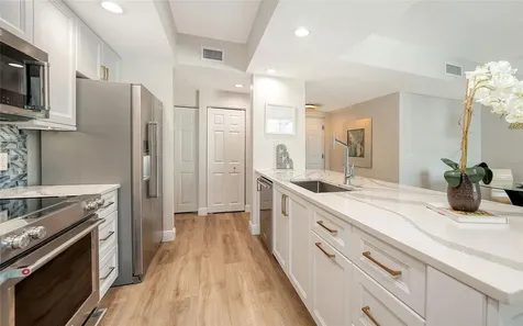 800 N Tamiami Trail Sarasota FL 34236
