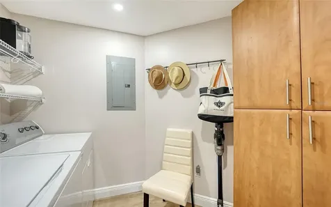 800 N Tamiami Trail Sarasota FL 34236
