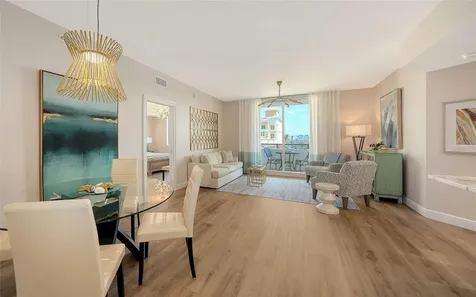 800 N Tamiami Trail Sarasota FL 34236