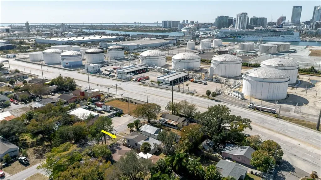 2006 Stuart Street Tampa FL 33605