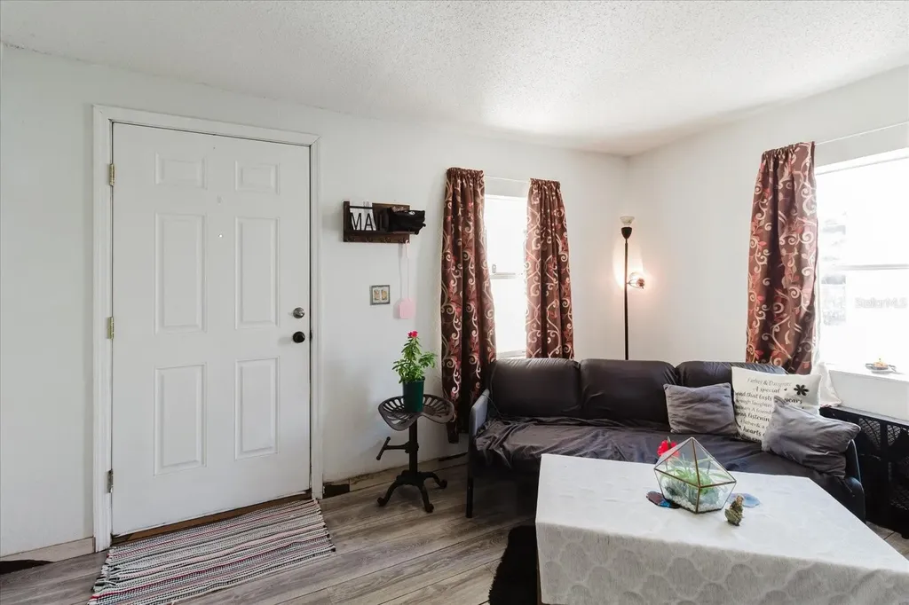 2006 Stuart Street Tampa FL 33605