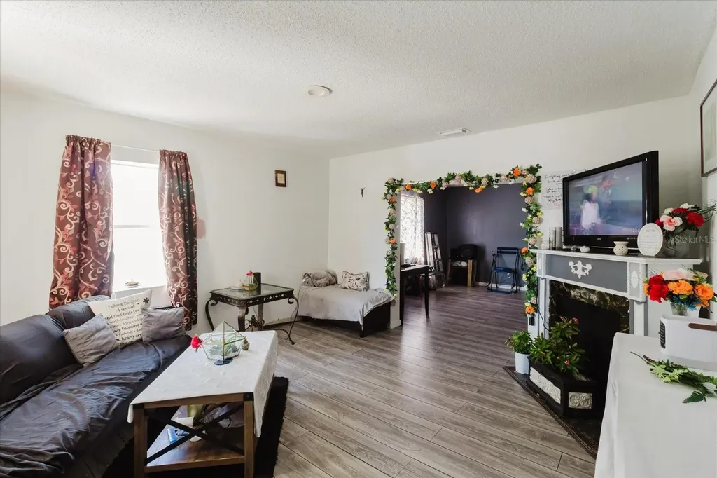 2006 Stuart Street Tampa FL 33605