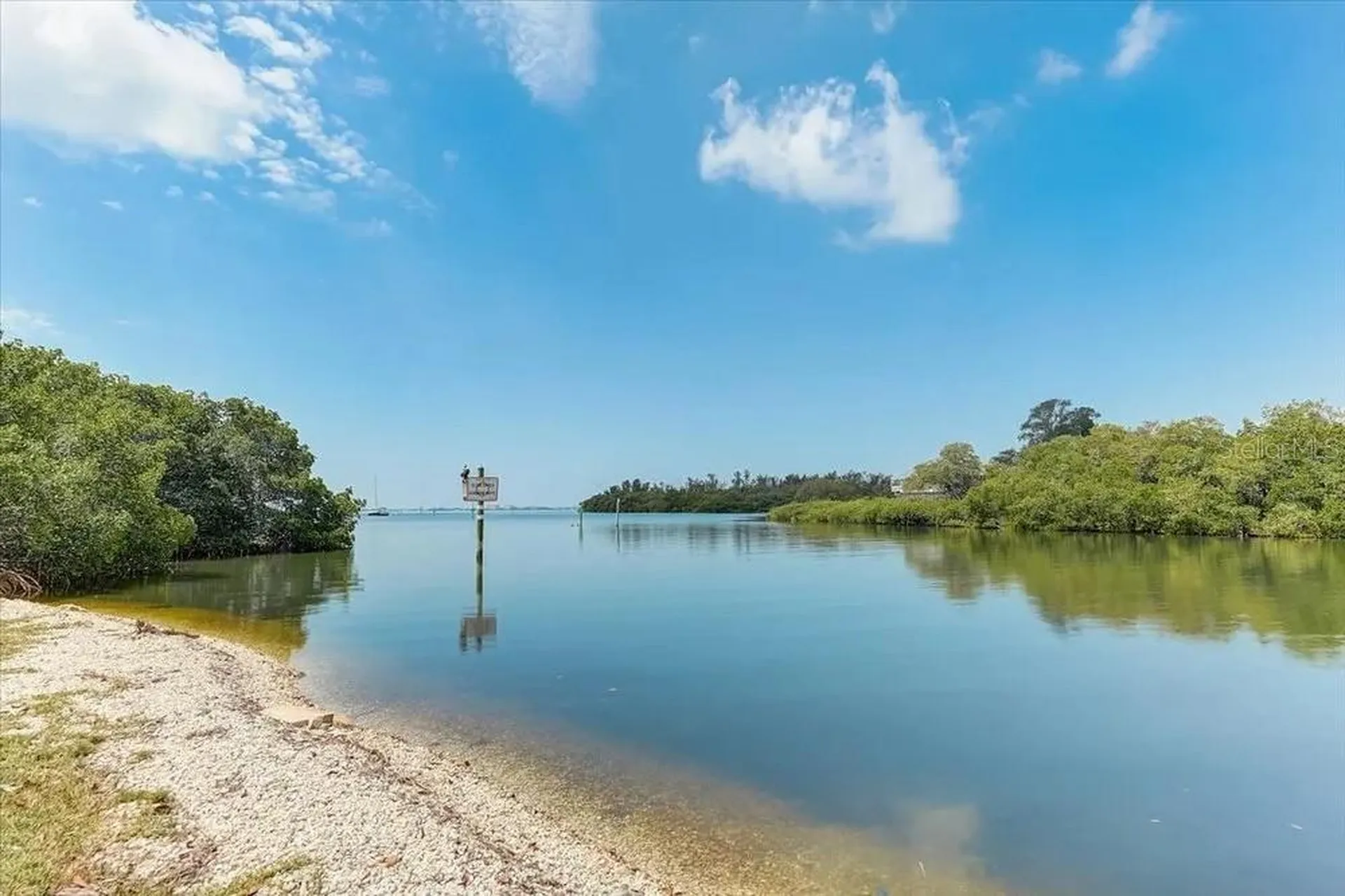 2424 Bay Drive Bradenton FL 34207