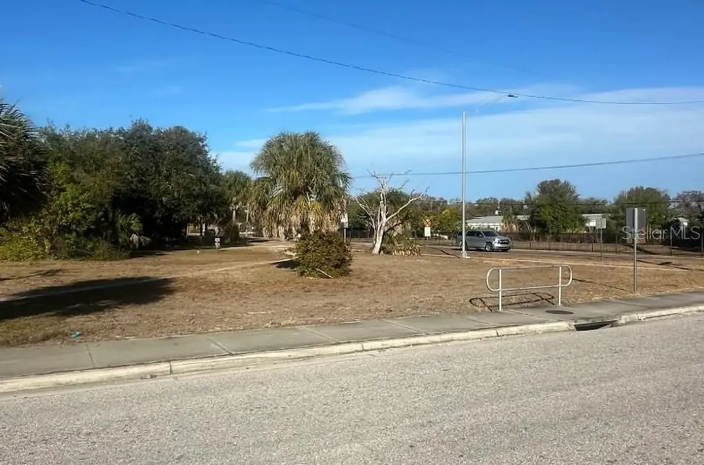 2154 Drive Martin Luther King Jr Way Sarasota FL 34234