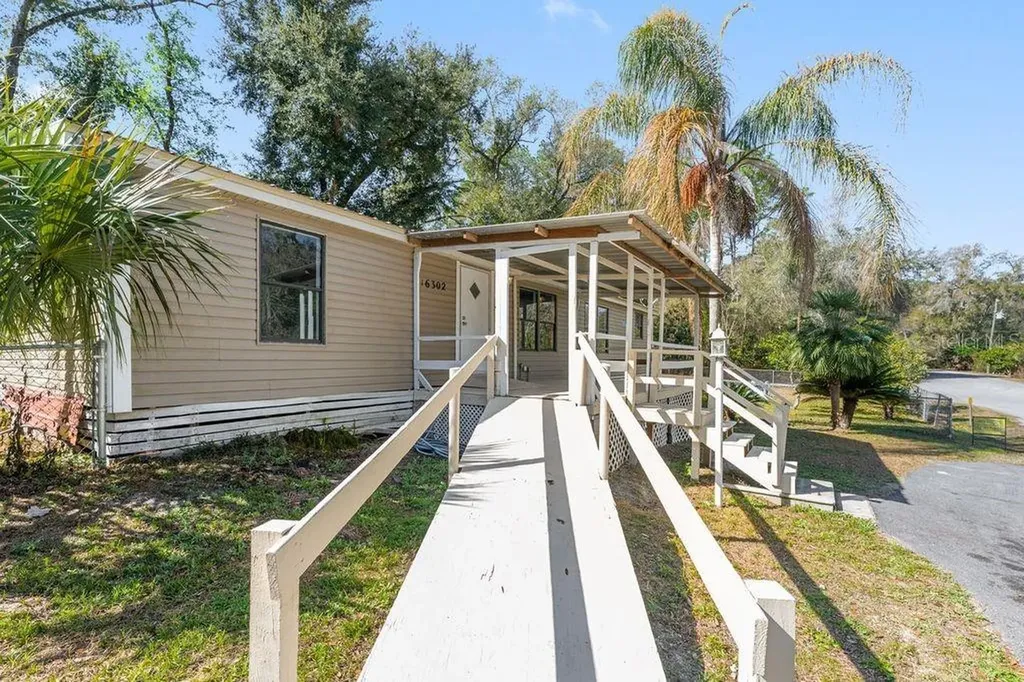16302 SE 57th Street Ocklawaha FL 32179