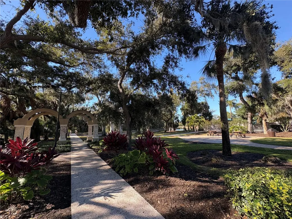 5205 Far Oak Circle Sarasota FL 34238