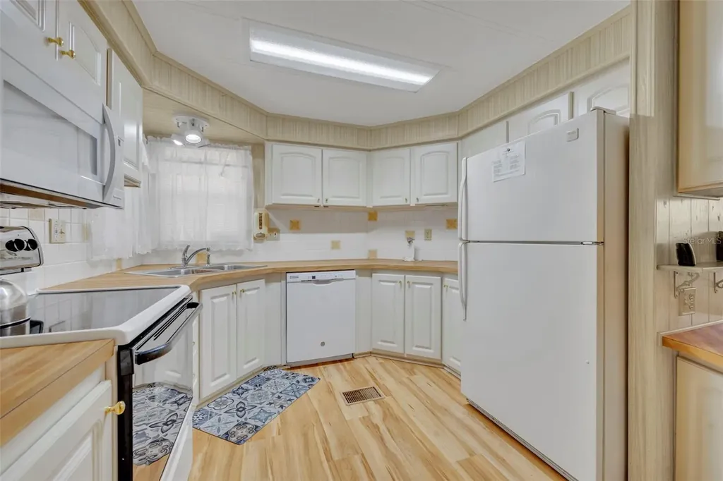 19 Hawaiian Way Leesburg FL 34788