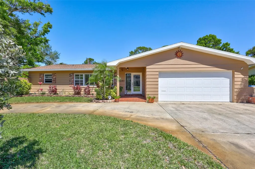 8243 37th Avenue N St Petersburg FL 33710