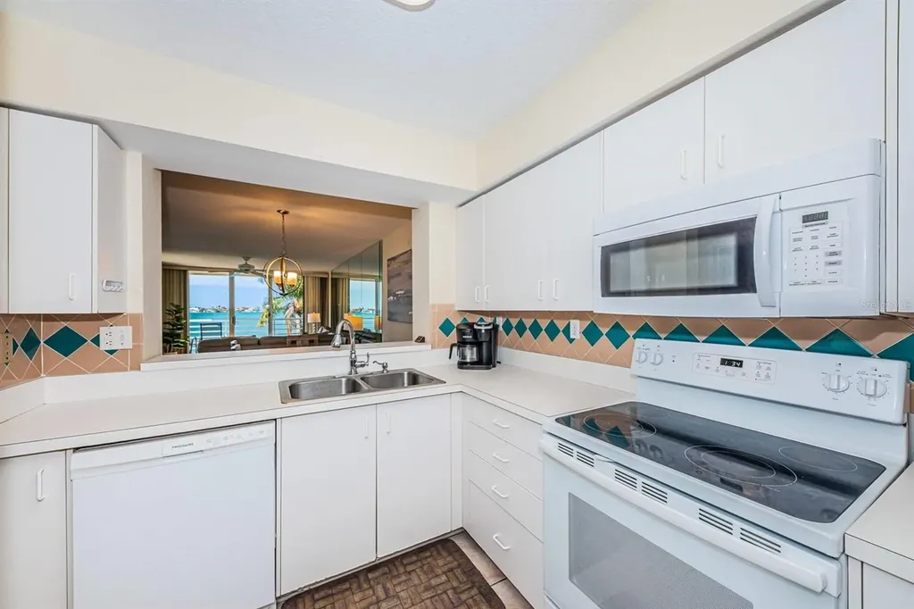 6105 Bahia Del Mar Circle St Petersburg FL 33715