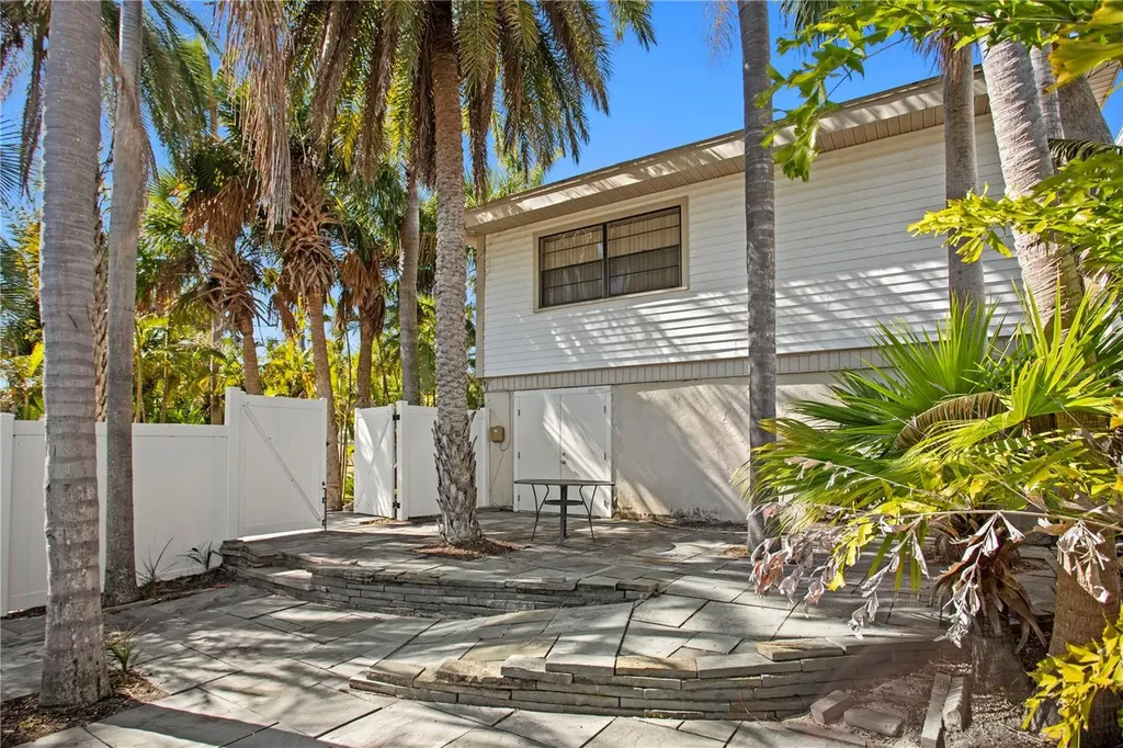 879 Eldorado Avenue Clearwater Beach FL 33767