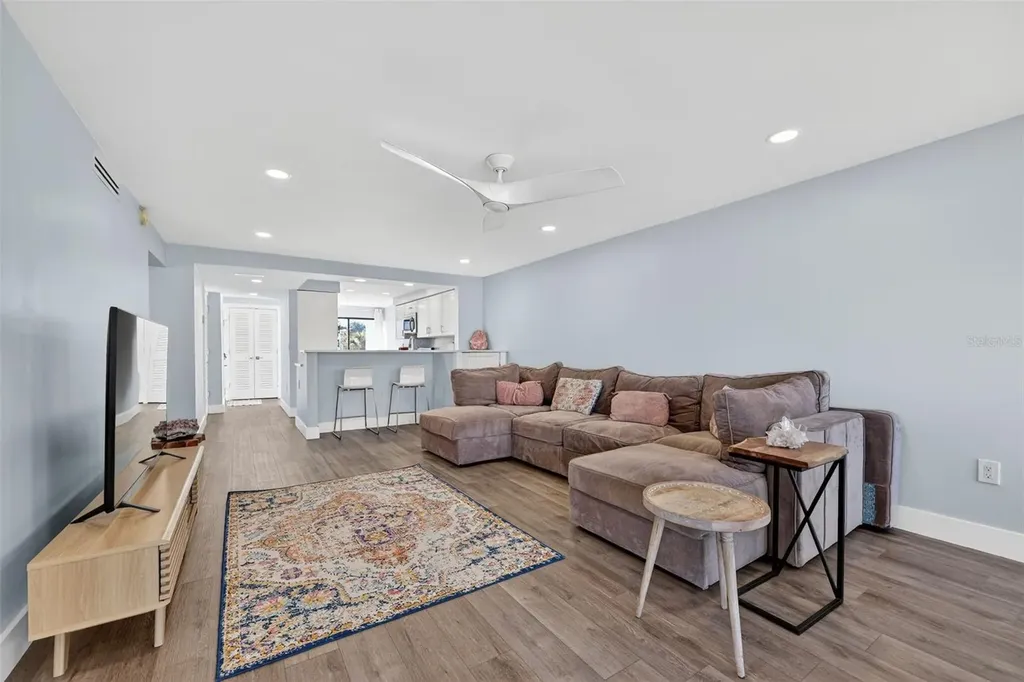 3805 E Bay Drive Holmes Beach FL 34217