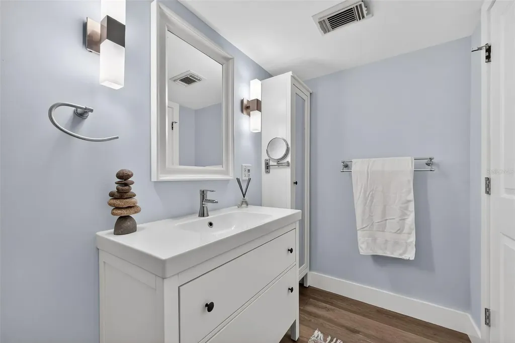 3805 E Bay Drive Holmes Beach FL 34217