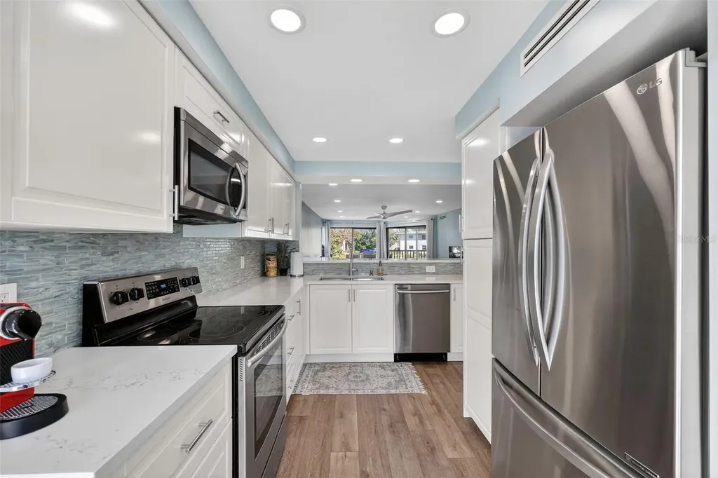 3805 E Bay Drive Holmes Beach FL 34217
