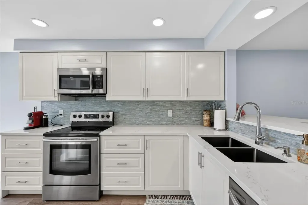 3805 E Bay Drive Holmes Beach FL 34217