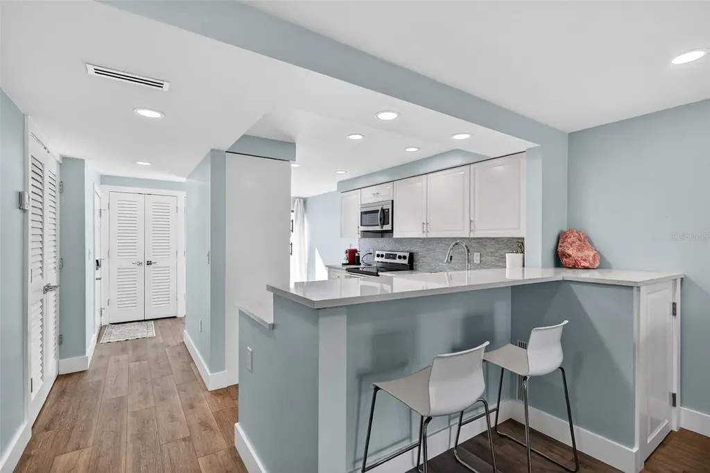 3805 E Bay Drive Holmes Beach FL 34217