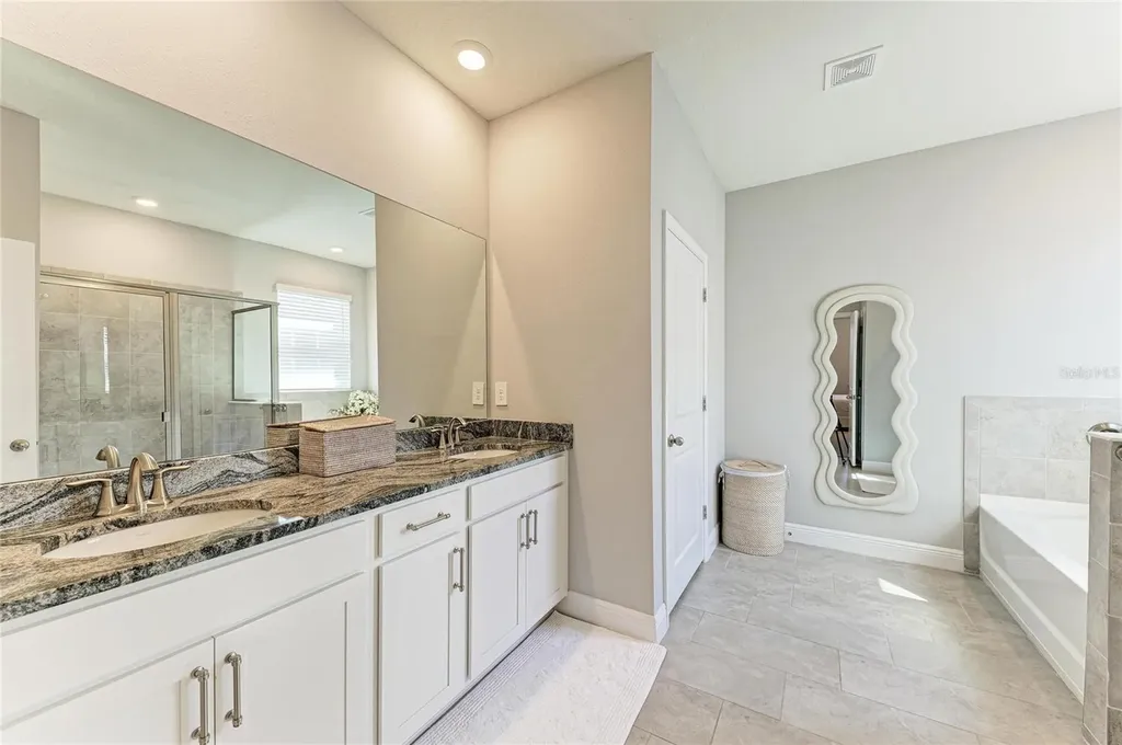17719 Cantarina Cove Bradenton FL 34211