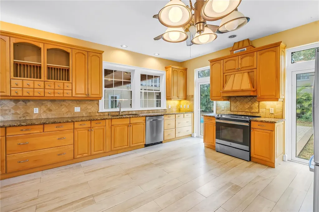 546 26th Avenue N St Petersburg FL 33704