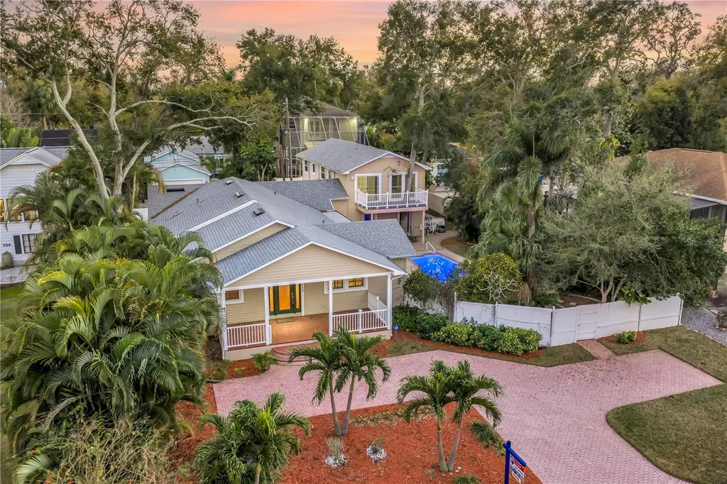 546 26th Avenue N St Petersburg FL 33704