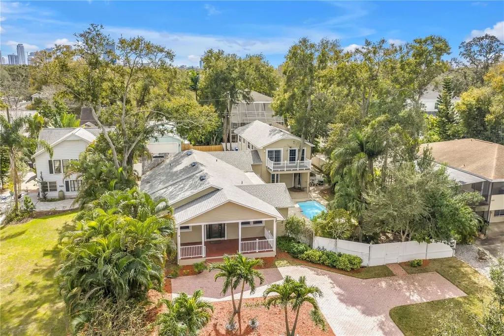 546 26th Avenue N St Petersburg FL 33704
