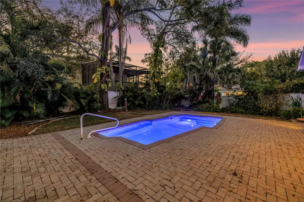 546 26th Avenue N St Petersburg FL 33704