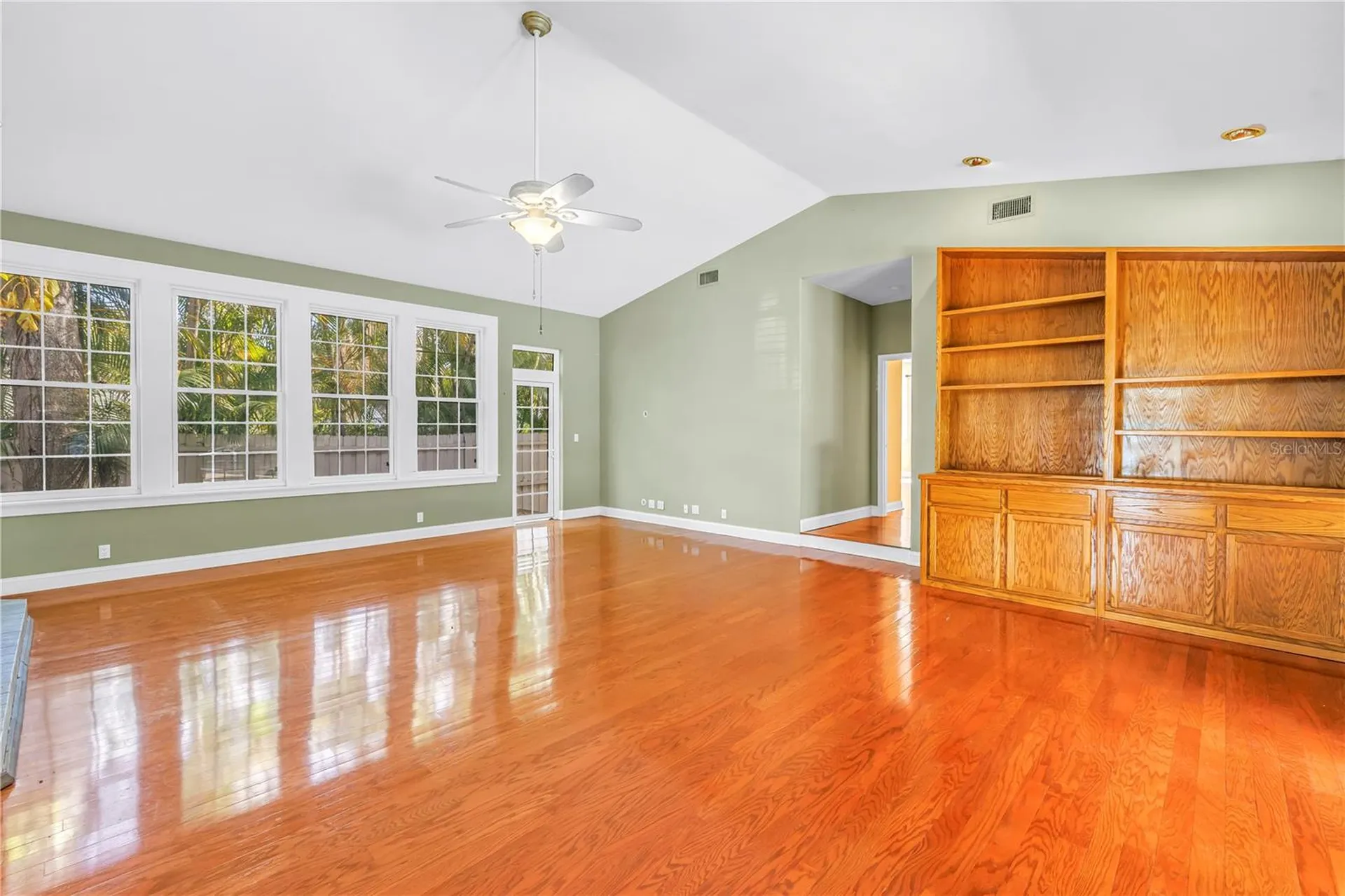 546 26th Avenue N St Petersburg FL 33704