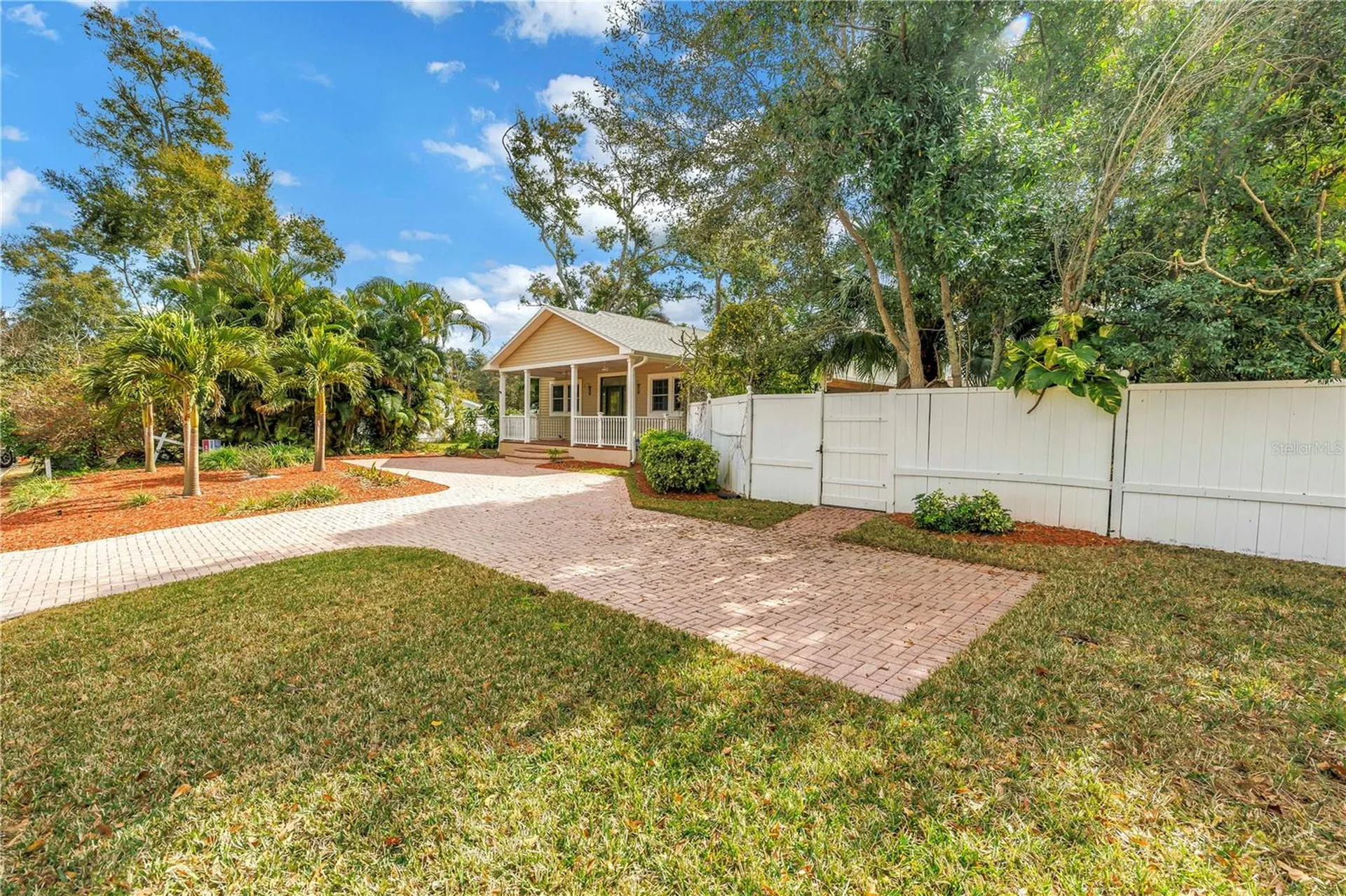 546 26th Avenue N St Petersburg FL 33704