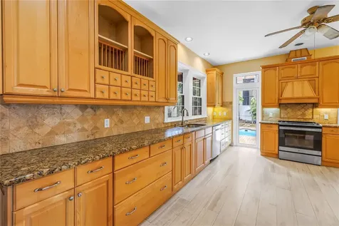 546 26th Avenue N St Petersburg FL 33704