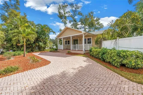 546 26th Avenue N St Petersburg FL 33704