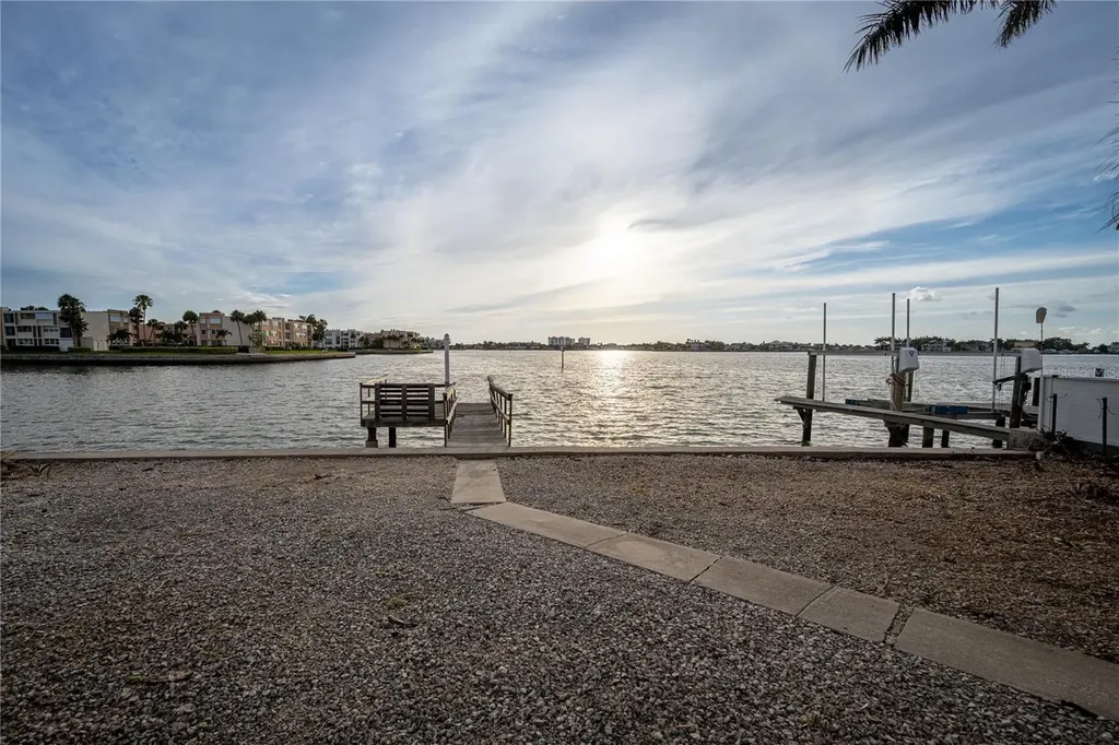1425 Corey Way S South Pasadena FL 33707