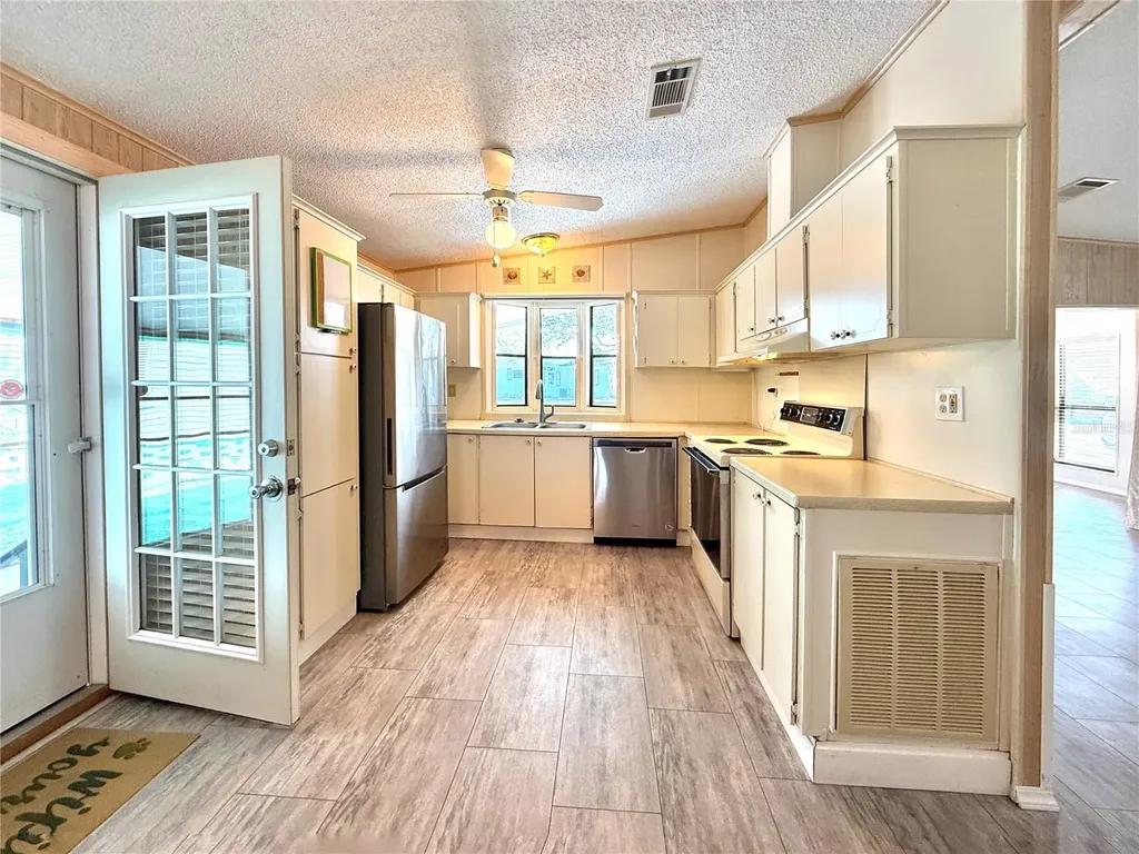 108 N Saint George Circle Apollo Beach FL 33572