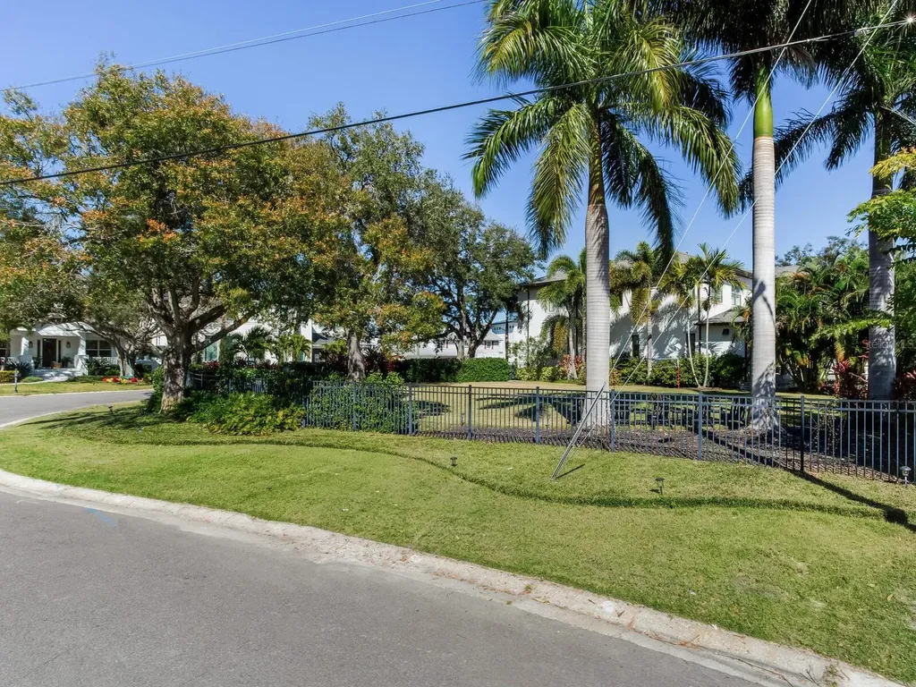 2501 S Dundee Street Tampa FL 33629