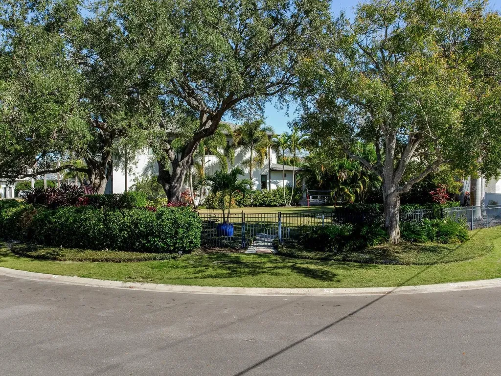 2501 S Dundee Street Tampa FL 33629
