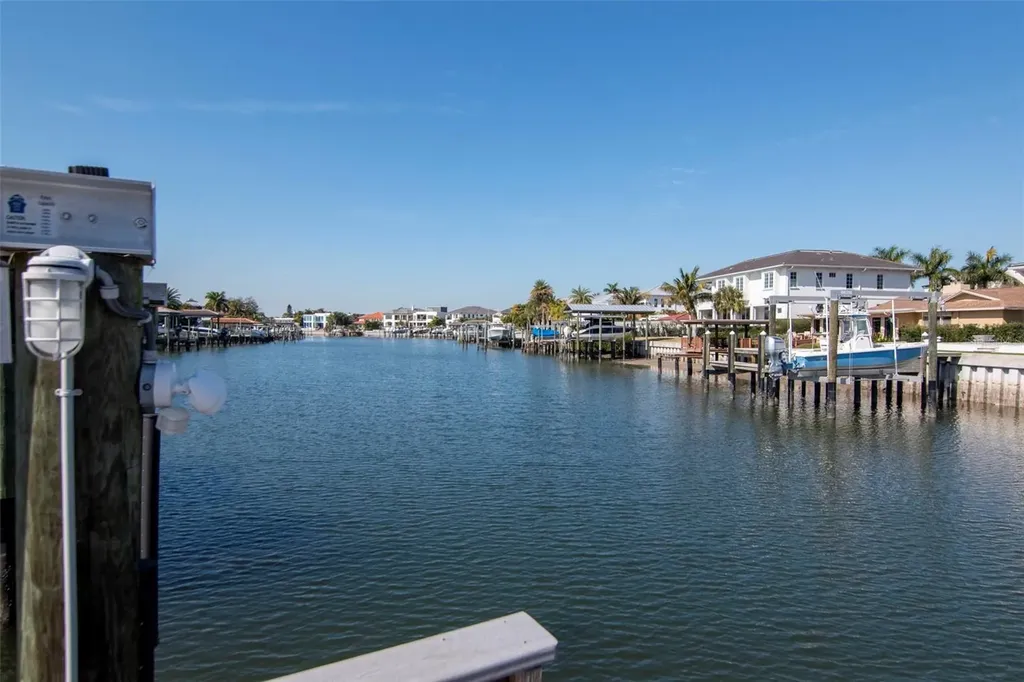 2501 S Dundee Street Tampa FL 33629