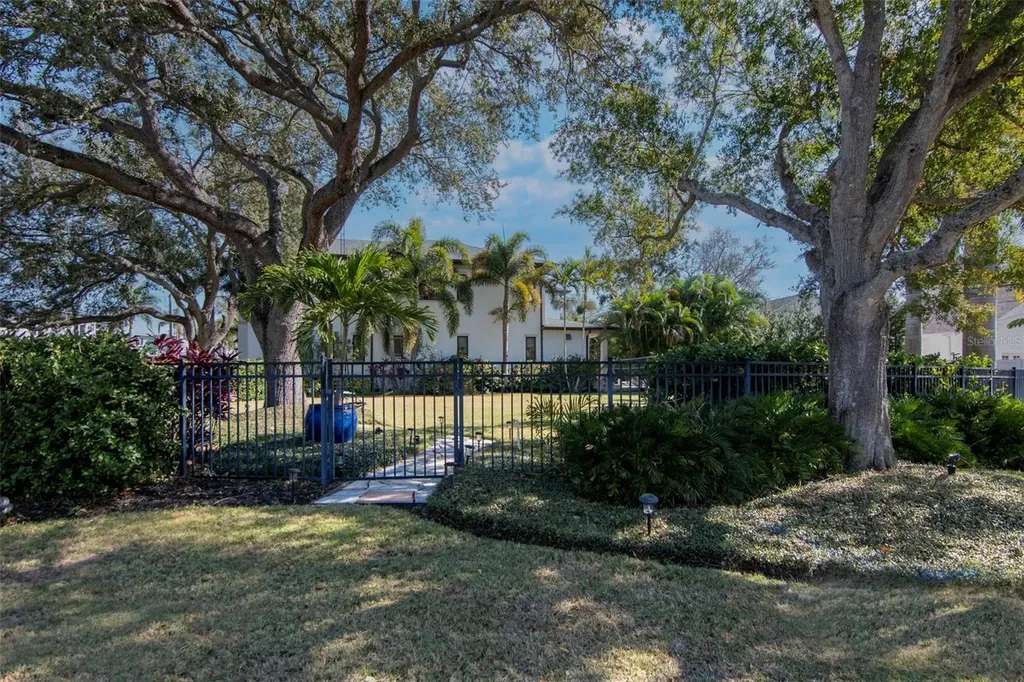 2501 S Dundee Street Tampa FL 33629