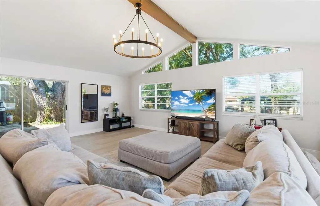 404 King Louis Court Seffner FL 33584