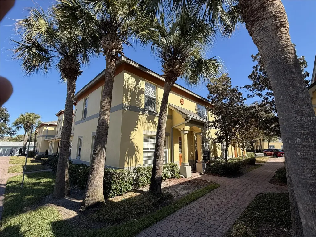 3858 Island Way St Petersburg FL 33705