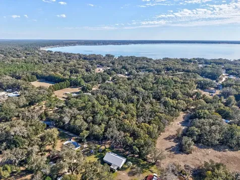SE 129 Court Ocklawaha FL 32179