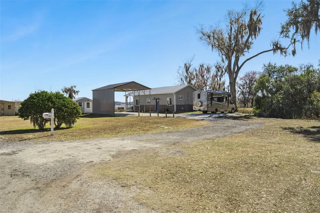 645 Cr 485a Lake Panasoffkee FL 33538