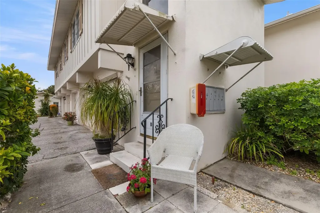 3275 37th Way S St Petersburg FL 33711