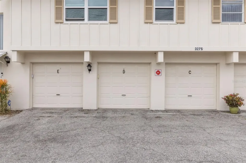 3275 37th Way S St Petersburg FL 33711