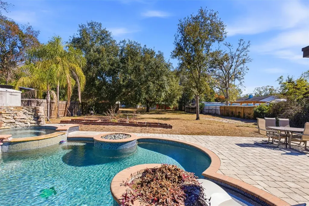 10405 N Woodmere Road Tampa FL 33617