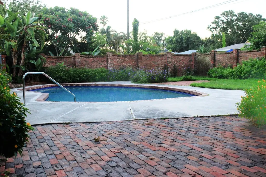 2910 11th Avenue N St Petersburg FL 33713