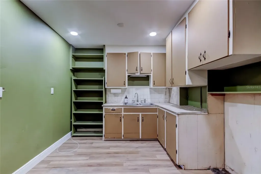 8171 37th Avenue N St Petersburg FL 33710