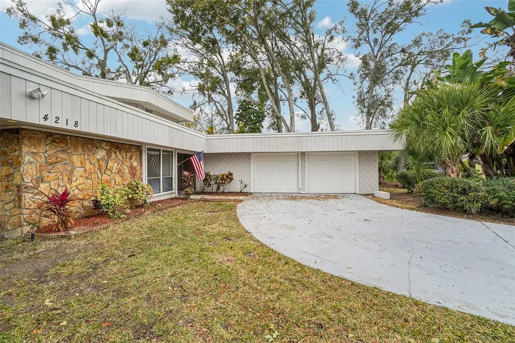 4218 Water Oaks Lane Tampa FL 33618