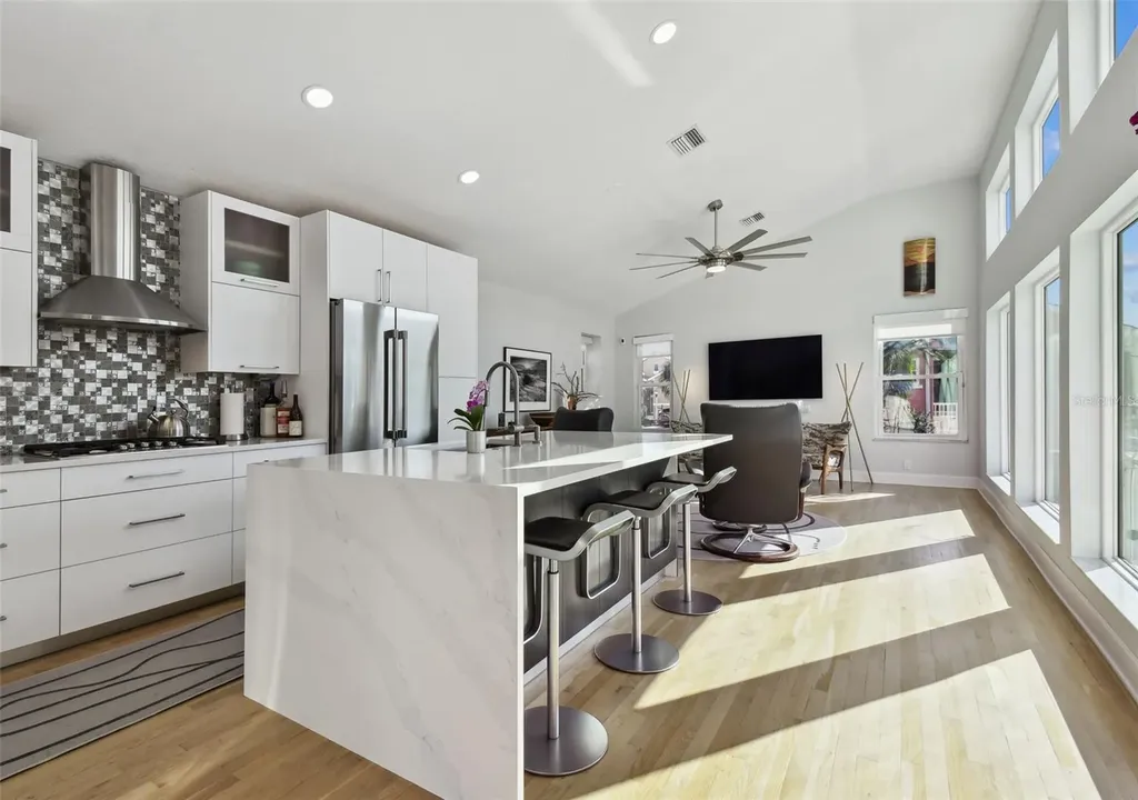 21 Crescent Place S St Petersburg FL 33711