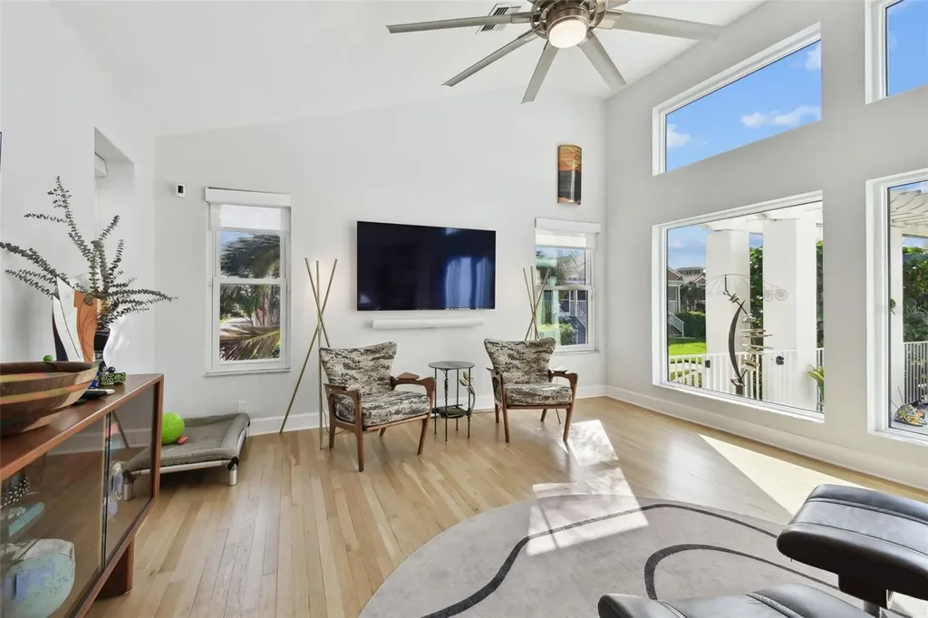 21 Crescent Place S St Petersburg FL 33711